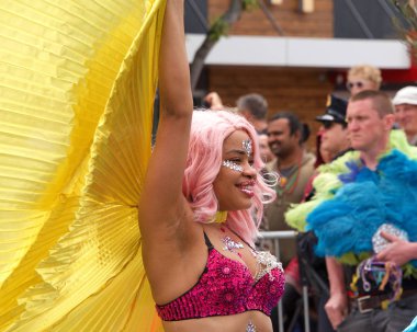 San Francisco, Ca - 26 Mayıs 2019: Mission Bölgesi 'nde düzenlenen 41. Geleneksel Karnaval Büyük Geçit Töreni' nin kimliği belirsiz katılımcıları..