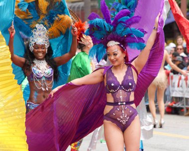 San Francisco, Ca - 26 Mayıs 2019: Mission Bölgesi 'nde düzenlenen 41. Geleneksel Karnaval Büyük Geçit Töreni' nin kimliği belirsiz katılımcıları..