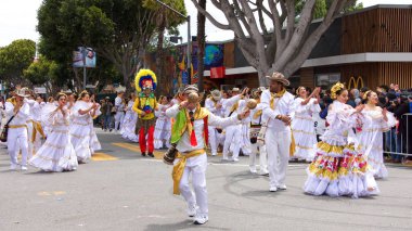San Francisco, Ca - 26 Mayıs 2019: Mission Bölgesi 'nde düzenlenen 41. Geleneksel Karnaval Büyük Geçit Töreni' nin kimliği belirsiz katılımcıları..