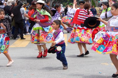 San Francisco, Ca - 26 Mayıs 2019: Mission Bölgesi 'nde düzenlenen 41. Geleneksel Karnaval Büyük Geçit Töreni' nin kimliği belirsiz katılımcıları..