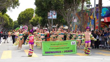 San Francisco, Ca - 26 Mayıs 2019: Mission Bölgesi 'nde düzenlenen 41. Geleneksel Karnaval Büyük Geçit Töreni' nin kimliği belirsiz katılımcıları..