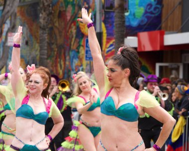 San Francisco, Ca - 26 Mayıs 2019: Mission Bölgesi 'nde düzenlenen 41. Geleneksel Karnaval Büyük Geçit Töreni' nin kimliği belirsiz katılımcıları..