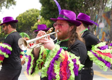 San Francisco, Ca - 26 Mayıs 2019: Mission Bölgesi 'nde düzenlenen 41. Geleneksel Karnaval Büyük Geçit Töreni' nin kimliği belirsiz katılımcıları..