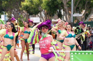San Francisco, Ca - 26 Mayıs 2019: Mission Bölgesi 'nde düzenlenen 41. Geleneksel Karnaval Büyük Geçit Töreni' nin kimliği belirsiz katılımcıları..
