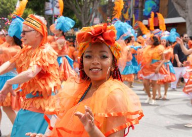 San Francisco, Ca - 26 Mayıs 2019: Mission Bölgesi 'nde düzenlenen 41. Geleneksel Karnaval Büyük Geçit Töreni' nin kimliği belirsiz katılımcıları..