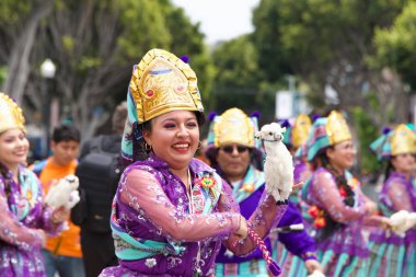San Francisco, Ca - 26 Mayıs 2019: Mission Bölgesi 'nde düzenlenen 41. Geleneksel Karnaval Büyük Geçit Töreni' nin kimliği belirsiz katılımcıları..