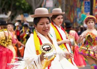 San Francisco, Ca - 26 Mayıs 2019: Mission Bölgesi 'nde düzenlenen 41. Geleneksel Karnaval Büyük Geçit Töreni' nin kimliği belirsiz katılımcıları..