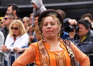 San Francisco, Ca - 26 Mayıs 2019: Mission Bölgesi 'nde düzenlenen 41. Geleneksel Karnaval Büyük Geçit Töreni' nin kimliği belirsiz katılımcıları..