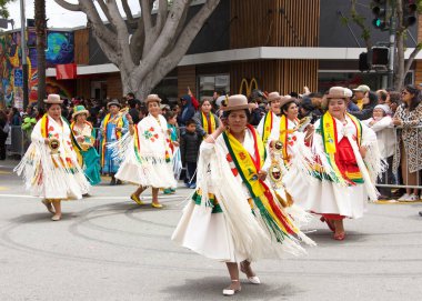 San Francisco, Ca - 26 Mayıs 2019: Mission Bölgesi 'nde düzenlenen 41. Geleneksel Karnaval Büyük Geçit Töreni' nin kimliği belirsiz katılımcıları..