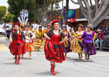 San Francisco, Ca - 26 Mayıs 2019: Mission Bölgesi 'nde düzenlenen 41. Geleneksel Karnaval Büyük Geçit Töreni' nin kimliği belirsiz katılımcıları..