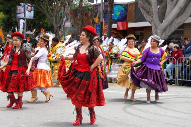 San Francisco, Ca - 26 Mayıs 2019: Mission Bölgesi 'nde düzenlenen 41. Geleneksel Karnaval Büyük Geçit Töreni' nin kimliği belirsiz katılımcıları..
