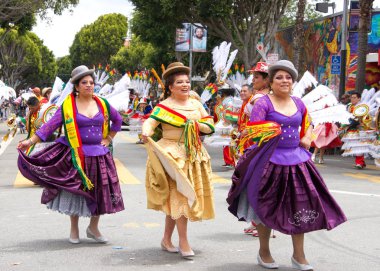 San Francisco, Ca - 26 Mayıs 2019: Mission Bölgesi 'nde düzenlenen 41. Geleneksel Karnaval Büyük Geçit Töreni' nin kimliği belirsiz katılımcıları..