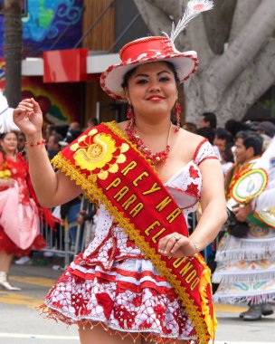 San Francisco, Ca - 26 Mayıs 2019: Mission Bölgesi 'nde düzenlenen 41. Geleneksel Karnaval Büyük Geçit Töreni' nin kimliği belirsiz katılımcıları..