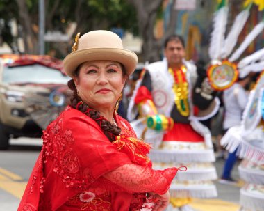 San Francisco, Ca - 26 Mayıs 2019: Mission Bölgesi 'nde düzenlenen 41. Geleneksel Karnaval Büyük Geçit Töreni' nin kimliği belirsiz katılımcıları..