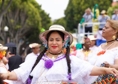 San Francisco, Ca - 26 Mayıs 2019: Mission Bölgesi 'nde düzenlenen 41. Geleneksel Karnaval Büyük Geçit Töreni' nin kimliği belirsiz katılımcıları..