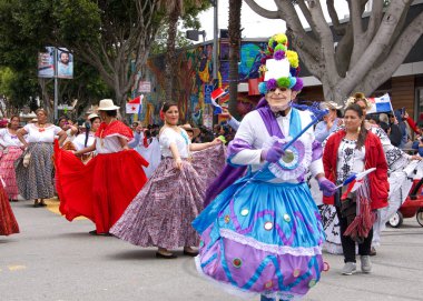 San Francisco, Ca - 26 Mayıs 2019: Mission Bölgesi 'nde düzenlenen 41. Geleneksel Karnaval Büyük Geçit Töreni' nin kimliği belirsiz katılımcıları..