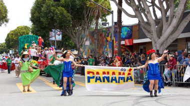 San Francisco, Ca - 26 Mayıs 2019: Mission Bölgesi 'nde düzenlenen 41. Geleneksel Karnaval Büyük Geçit Töreni' nin kimliği belirsiz katılımcıları..