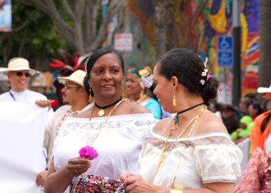 San Francisco, Ca - 26 Mayıs 2019: Mission Bölgesi 'nde düzenlenen 41. Geleneksel Karnaval Büyük Geçit Töreni' nin kimliği belirsiz katılımcıları..