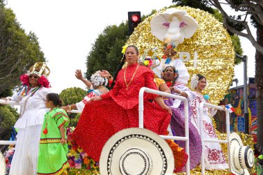 San Francisco, Ca - 26 Mayıs 2019: Mission Bölgesi 'nde düzenlenen 41. Geleneksel Karnaval Büyük Geçit Töreni' nin kimliği belirsiz katılımcıları..