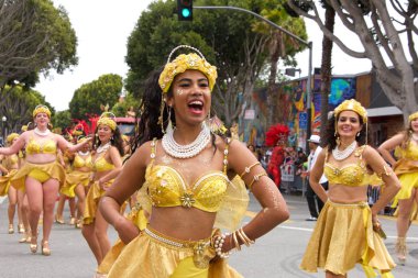 San Francisco, Ca - 26 Mayıs 2019: Mission Bölgesi 'nde düzenlenen 41. Geleneksel Karnaval Büyük Geçit Töreni' nin kimliği belirsiz katılımcıları..