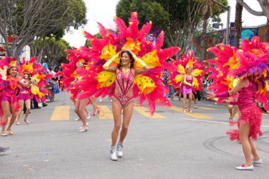 San Francisco, Ca - 26 Mayıs 2019: Mission Bölgesi 'nde düzenlenen 41. Geleneksel Karnaval Büyük Geçit Töreni' nin kimliği belirsiz katılımcıları..