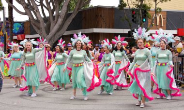 San Francisco, Ca - 26 Mayıs 2019: Mission Bölgesi 'nde düzenlenen 41. Geleneksel Karnaval Büyük Geçit Töreni' nin kimliği belirsiz katılımcıları..