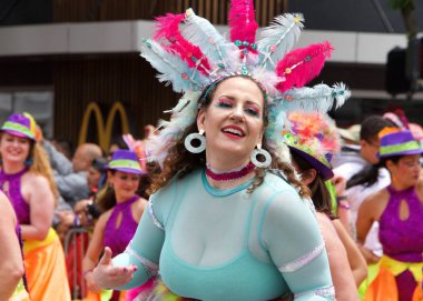 San Francisco, Ca - 26 Mayıs 2019: Mission Bölgesi 'nde düzenlenen 41. Geleneksel Karnaval Büyük Geçit Töreni' nin kimliği belirsiz katılımcıları..