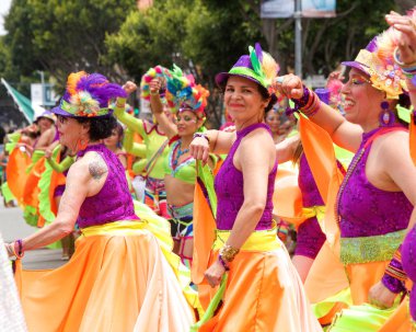 San Francisco, Ca - 26 Mayıs 2019: Mission Bölgesi 'nde düzenlenen 41. Geleneksel Karnaval Büyük Geçit Töreni' nin kimliği belirsiz katılımcıları..