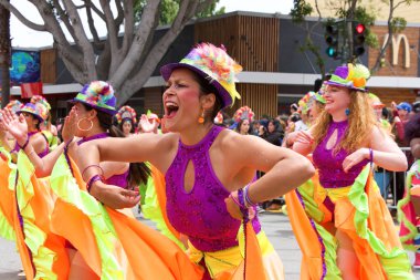 San Francisco, Ca - 26 Mayıs 2019: Mission Bölgesi 'nde düzenlenen 41. Geleneksel Karnaval Büyük Geçit Töreni' nin kimliği belirsiz katılımcıları..