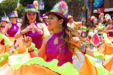 San Francisco, Ca - 26 Mayıs 2019: Mission Bölgesi 'nde düzenlenen 41. Geleneksel Karnaval Büyük Geçit Töreni' nin kimliği belirsiz katılımcıları..