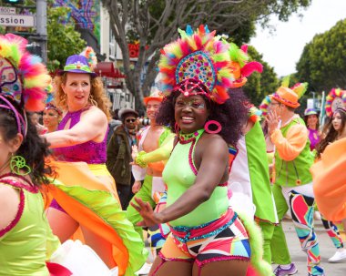 San Francisco, Ca - 26 Mayıs 2019: Mission Bölgesi 'nde düzenlenen 41. Geleneksel Karnaval Büyük Geçit Töreni' nin kimliği belirsiz katılımcıları..