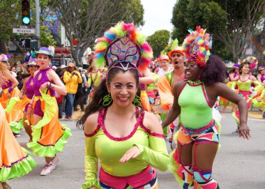 San Francisco, Ca - 26 Mayıs 2019: Mission Bölgesi 'nde düzenlenen 41. Geleneksel Karnaval Büyük Geçit Töreni' nin kimliği belirsiz katılımcıları..