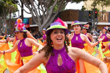 San Francisco, Ca - 26 Mayıs 2019: Mission Bölgesi 'nde düzenlenen 41. Geleneksel Karnaval Büyük Geçit Töreni' nin kimliği belirsiz katılımcıları..