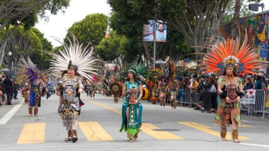 San Francisco, Ca - 26 Mayıs 2019: Mission Bölgesi 'nde düzenlenen 41. Geleneksel Karnaval Büyük Geçit Töreni' nin kimliği belirsiz katılımcıları..