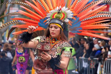 San Francisco, Ca - 26 Mayıs 2019: Mission Bölgesi 'nde düzenlenen 41. Geleneksel Karnaval Büyük Geçit Töreni' nin kimliği belirsiz katılımcıları..