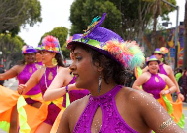 San Francisco, Ca - 26 Mayıs 2019: Mission Bölgesi 'nde düzenlenen 41. Geleneksel Karnaval Büyük Geçit Töreni' nin kimliği belirsiz katılımcıları..