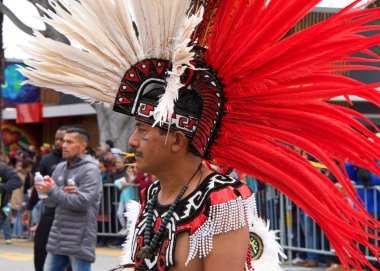 San Francisco, Ca - 26 Mayıs 2019: Mission Bölgesi 'nde düzenlenen 41. Geleneksel Karnaval Büyük Geçit Töreni' nin kimliği belirsiz katılımcıları..