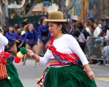 San Francisco, Ca - 26 Mayıs 2019: Mission Bölgesi 'nde düzenlenen 41. Geleneksel Karnaval Büyük Geçit Töreni' nin kimliği belirsiz katılımcıları..