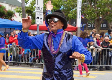 San Francisco, Ca - 26 Mayıs 2019: Mission Bölgesi 'nde düzenlenen 41. Geleneksel Karnaval Büyük Geçit Töreni' nin kimliği belirsiz katılımcıları..