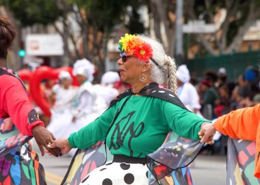 San Francisco, Ca - 26 Mayıs 2019: Mission Bölgesi 'nde düzenlenen 41. Geleneksel Karnaval Büyük Geçit Töreni' nin kimliği belirsiz katılımcıları..