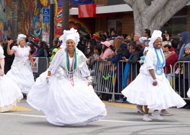 San Francisco, Ca - 26 Mayıs 2019: Mission Bölgesi 'nde düzenlenen 41. Geleneksel Karnaval Büyük Geçit Töreni' nin kimliği belirsiz katılımcıları..