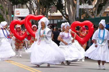 San Francisco, Ca - 26 Mayıs 2019: Mission Bölgesi 'nde düzenlenen 41. Geleneksel Karnaval Büyük Geçit Töreni' nin kimliği belirsiz katılımcıları..