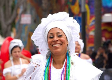 San Francisco, Ca - 26 Mayıs 2019: Mission Bölgesi 'nde düzenlenen 41. Geleneksel Karnaval Büyük Geçit Töreni' nin kimliği belirsiz katılımcıları..