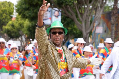 San Francisco, Ca - 26 Mayıs 2019: Mission Bölgesi 'nde düzenlenen 41. Geleneksel Karnaval Büyük Geçit Töreni' nin kimliği belirsiz katılımcıları..