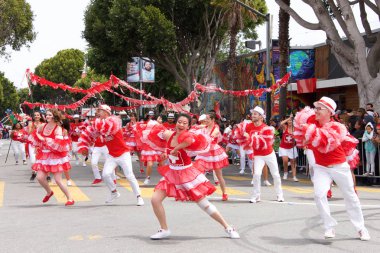 San Francisco, Ca - 26 Mayıs 2019: Mission Bölgesi 'nde düzenlenen 41. Geleneksel Karnaval Büyük Geçit Töreni' nin kimliği belirsiz katılımcıları..