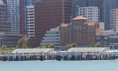 San Francisco, Ca - Haziran 06, 2019: San Francisco Feribot Terminalleri, şu anda 10.000 'den fazla yolcuya hizmet veren 6 feribot rotasını barındıran sudan görülmektedir..