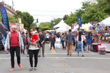 Alameda, Ca - 15 Haziran 2019: Alameda Adaları Yıllık Ada Jam Festivali 'nin kimliği belirsiz katılımcıları..
