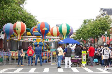 Alameda, Ca - 15 Haziran 2019: Alameda Adaları Yıllık Ada Jam Festivali 'nin kimliği belirsiz katılımcıları..