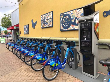 Fruitvale, Ca - 26 Haziran 2019: Blue Go Ford, Fruitvale Bart istasyonunda bir lyft makinesiyle aynı bisikleti paylaştı. Bisiklet Paylaşım 'ın Körfez Bölgesi boyunca 70' ten fazla istasyonu ve 700 bisikleti var..