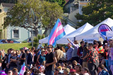 San Francisco, Ca - 28 Haziran 2019: Geleneksel Trans March 'ın tanımlanamayan katılımcıları, cinsiyet ve trans uyumsuzlarının kutlaması.